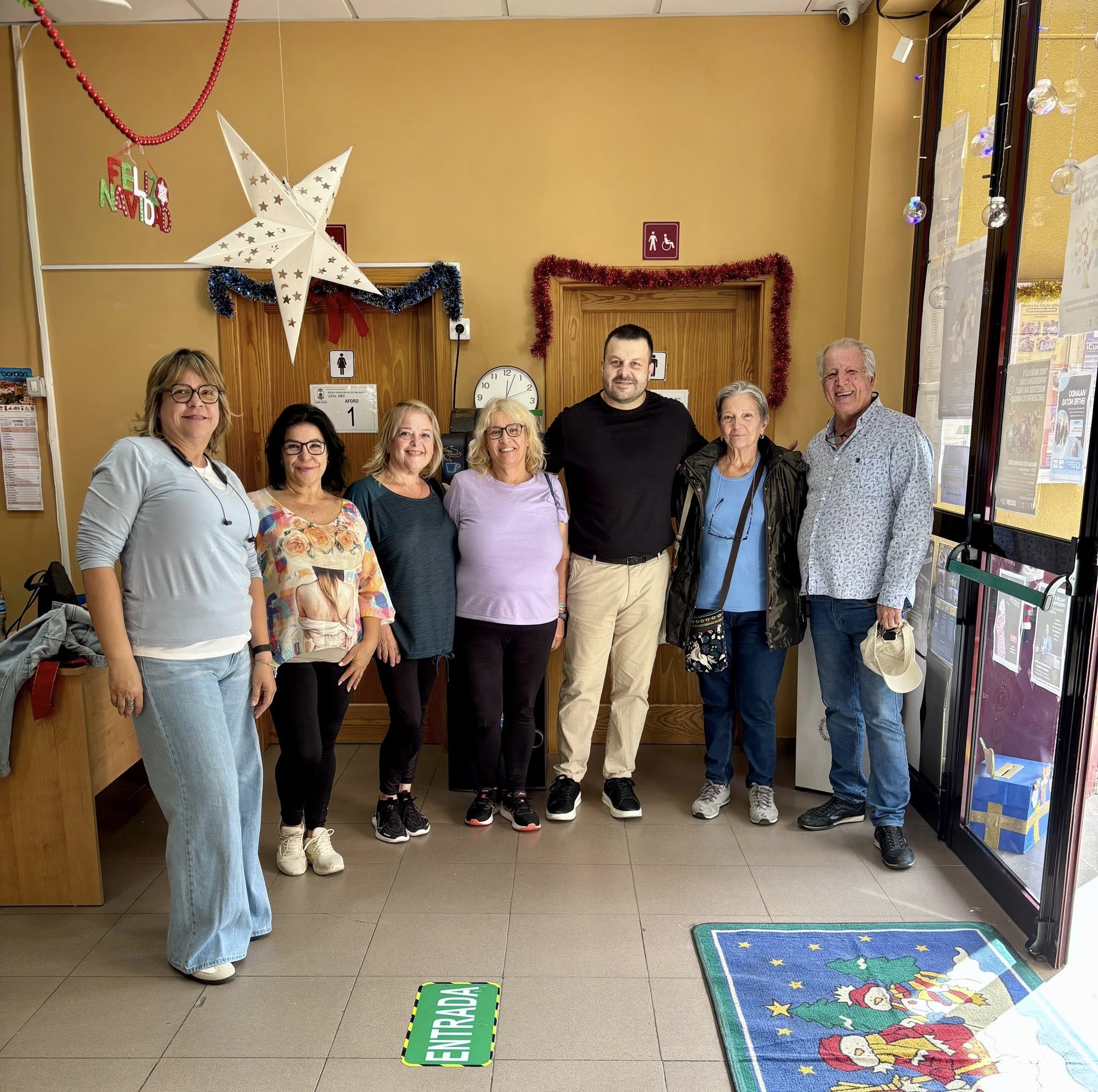 Foto grupal en entrada decorada