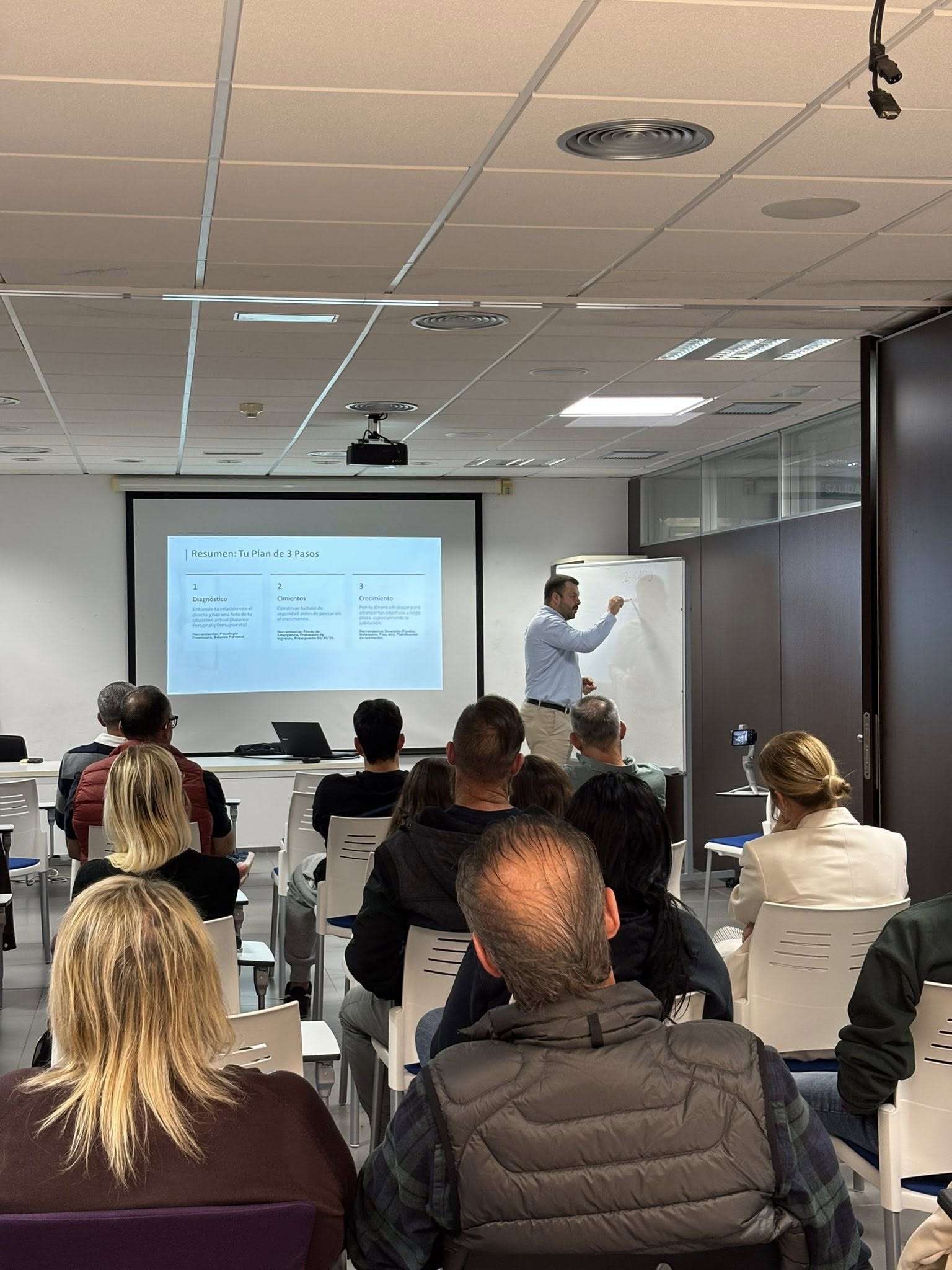Audiencia viendo presentación sobre Tu Plan de 3 Pasos